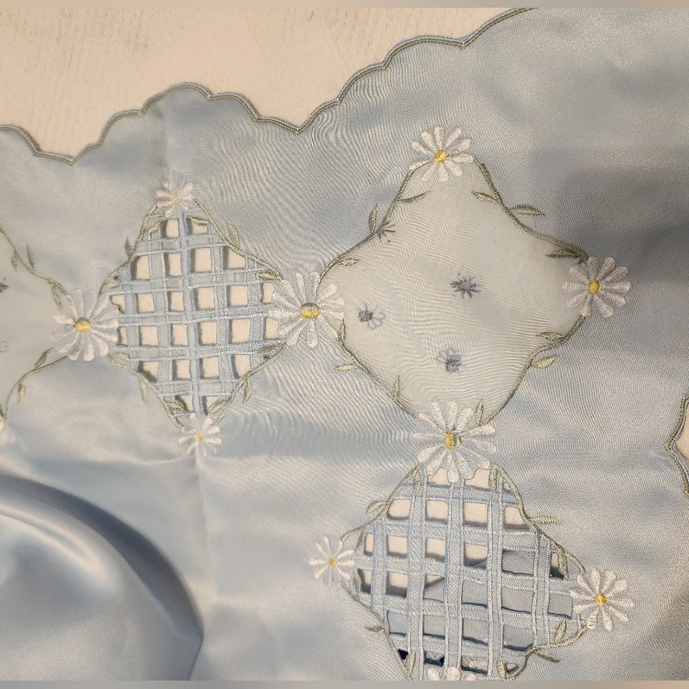 Square Table Linen/Topper - Picture 4 of 6